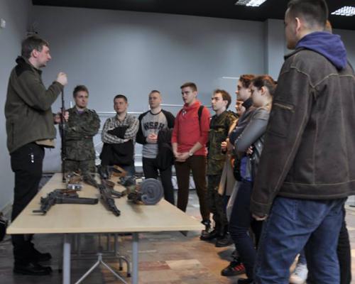 Zajęcia o broni i historii jej rozwoju dla studentów UMK