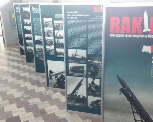 Wystawa planszowa przedstawiająca historię Wojsk rakietowych w Polsce